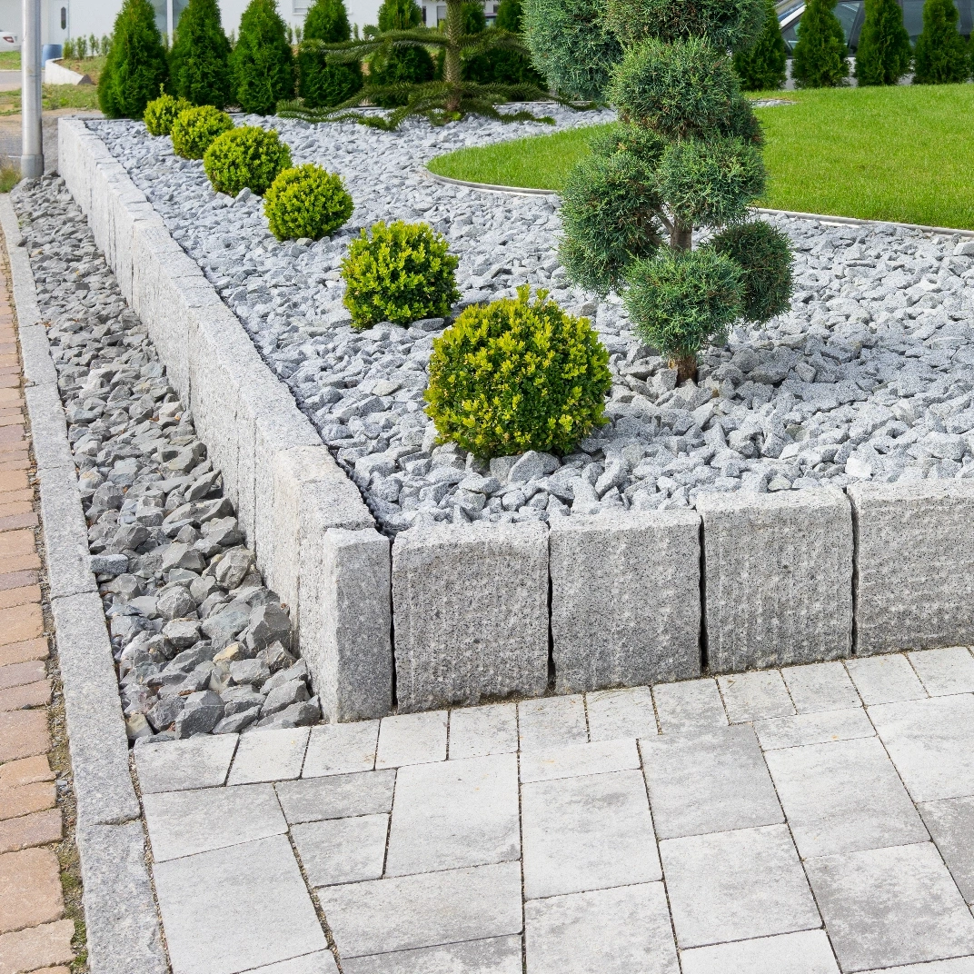 Nylagd stenlagd trädgård som skapar en harmonisk gångväg och uppfart. Snickare Stockholm.