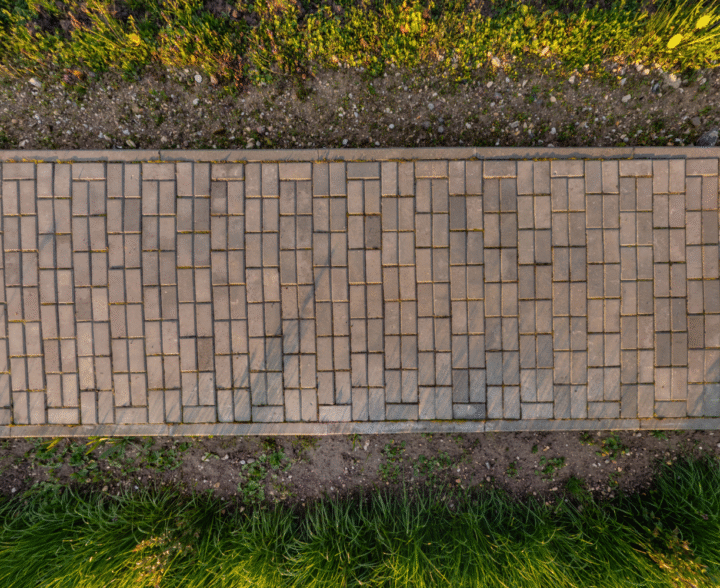 tegelvägg och gräs